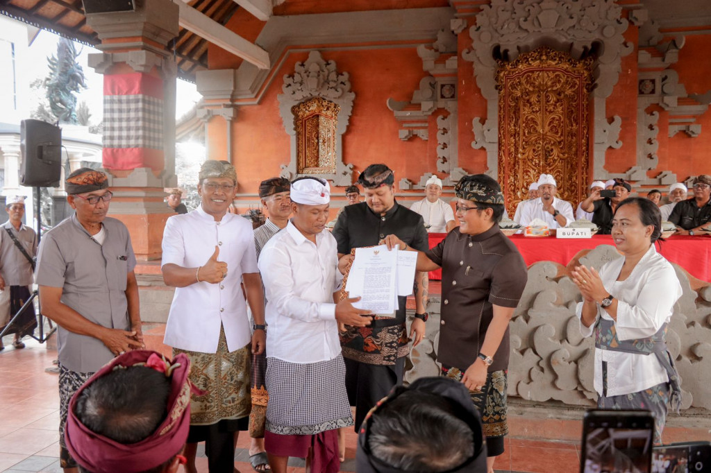 Bupati Giri Prasta Serahkan Hibah di Desa Adat Gerih